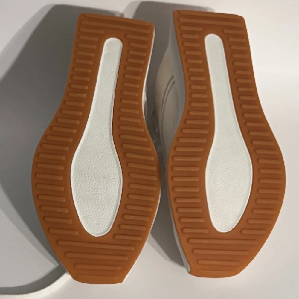 Allbirds Women’s Risers Sneakers, size 10. Cream off-white, white soles.